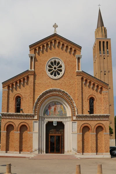 Dzwonnica i fasada kościoła w Jesolo City, Włochy — Zdjęcie stockowe