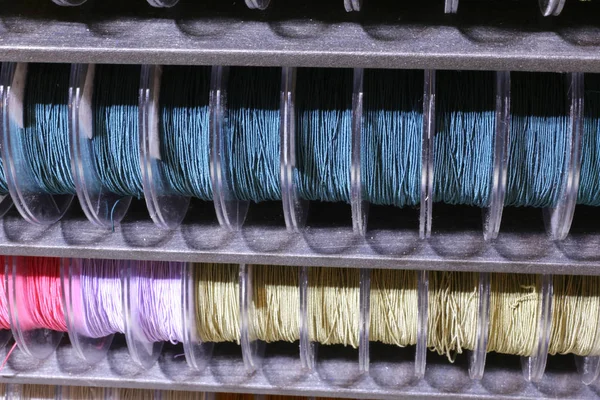 Rollos de cordón de muchos colores a la venta en el hobby y sastre sho — Foto de Stock
