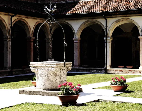 Bem dentro de um claustro no antigo convento franciscano em Ital — Fotografia de Stock