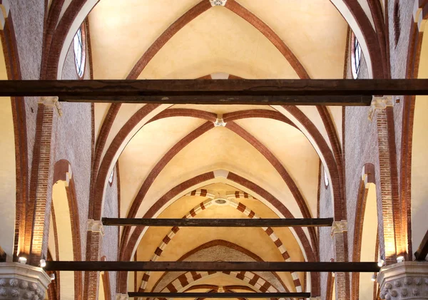 Vaulted ceiling of a church with beams — Stock Photo, Image