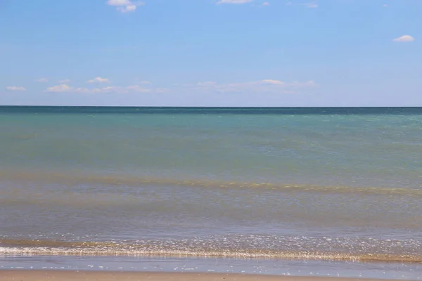 Very quiet relaxing scene. Calm sea with few waves — Stock Photo, Image