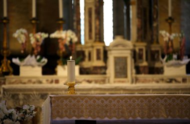 içinde bir kilisenin sunak ve mum yaktı