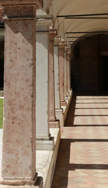 Colunata longa de um claustro iand as sombras n o conv antigo — Fotografia de Stock