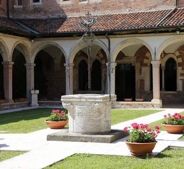 Staré dobře uvnitř kláštera v starobylého kláštera — Stock fotografie