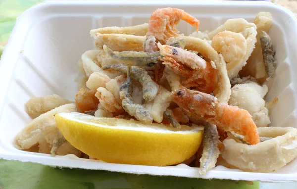 Fundo apetitoso de muitos peixes fritos em uma panela na rua — Fotografia de Stock