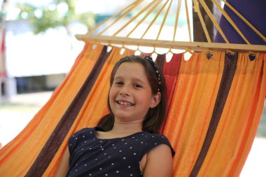 hamak tatillerinde dinlenme gülümseyen küçük kız