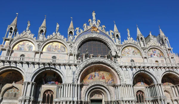 Basilika St. Mark in Venedig mit dem goldenen geflügelten Löwen — Stockfoto