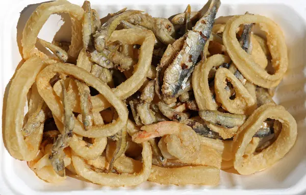Kızarmış Balık sokak gıda tribünde pan — Stok fotoğraf