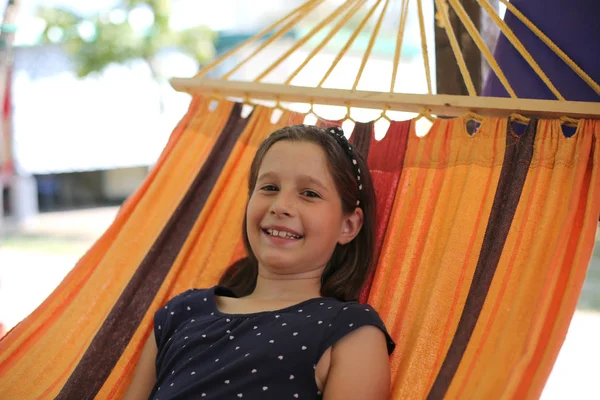 hamak tatillerinde dinlenme gülümseyen küçük kız