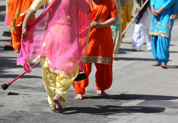 Sikh donne di religione durante la cerimonia, mentre spazzare la stre — Foto Stock