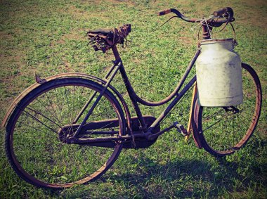 kırık bir eyer ve süt ile eski bisiklet olabilir sütçü