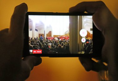 kişi bir film Noel konser sırasında yapar.