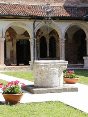 Ital antik Fransisken manastırda bir çimenlik içinde