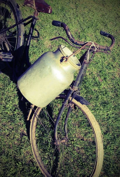 Древний велосипед с алюминиевым контейнером для молока — стоковое фото
