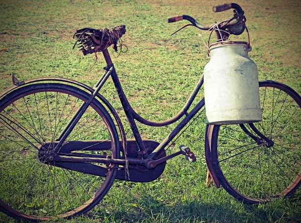 Bicicleta de ordenha antiga com caixa de leite — Fotografia de Stock
