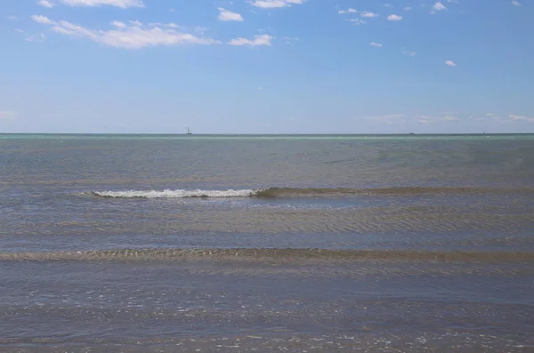 Achtergrond van de kalme zee op een zonnige dag. Zeer rustige relaxin — Stockfoto