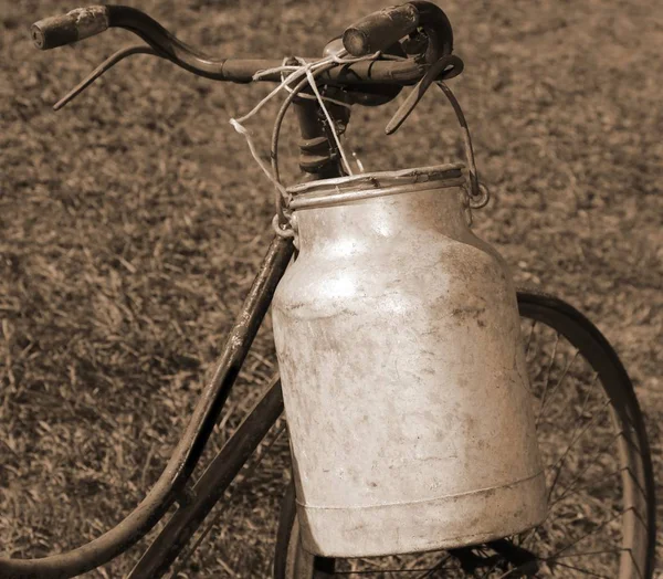 Bicycle milkman with aluminum bin for transporting the milk from — Stock Photo, Image
