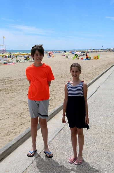 Fratello e sua sorella sul lungomare vicino alla spiaggia in sintesi — Foto Stock