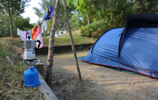 野营生活与莫卡在火炉和帐篷做咖啡 — 图库照片