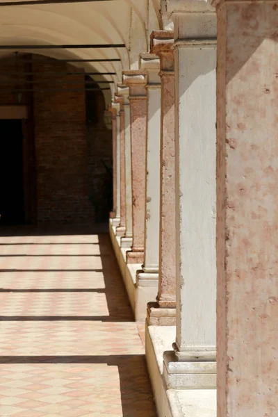 Colunata de um claustro no antigo convento de frades — Fotografia de Stock