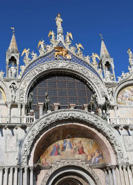 Fachada de la Basílica de San Marcos de Venecia con el espléndido dorado — Foto de Stock