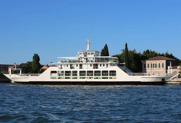 Поромний човен для перевезення суден у венеціанській лагуні поблизу — стокове фото