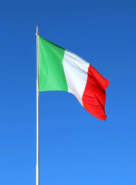 Italienische Flagge weht bei blauem Himmel — Stockfoto