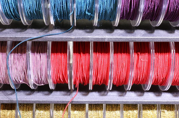 취미와 재단사 sho에서 판매에 다양 한 색상의 끈 롤 — 스톡 사진