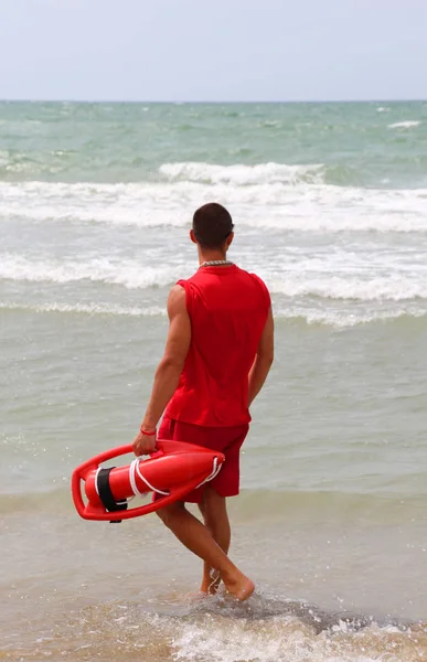 Мышечный спасатель на берегу на берегу моря на пляже — стоковое фото