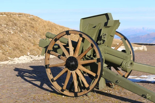Old cannon used in the first world war in Italy — Stock Photo, Image