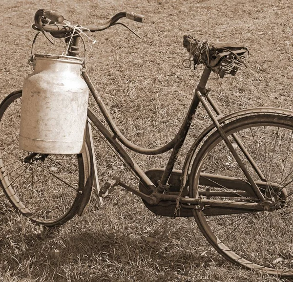 Viejo lechero de bicicleta con cubo de aluminio para transportar la leche — Foto de Stock