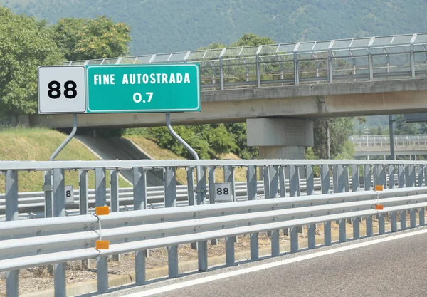 Дорожній знак в кінці автомагістралі і текст тонкої автостради що — стокове фото