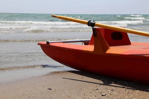 Bateau de sauvetage au bord de la mer — Photo