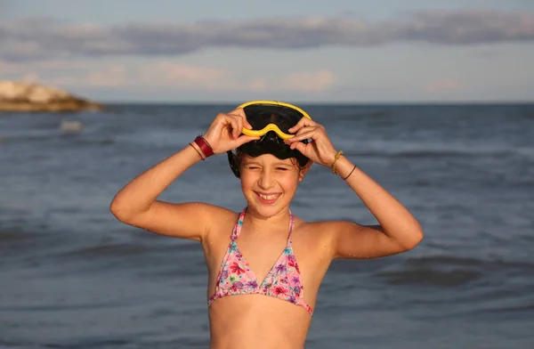 Usměvavá holčička s potápěčskou maskou hraje a ponory — Stock fotografie