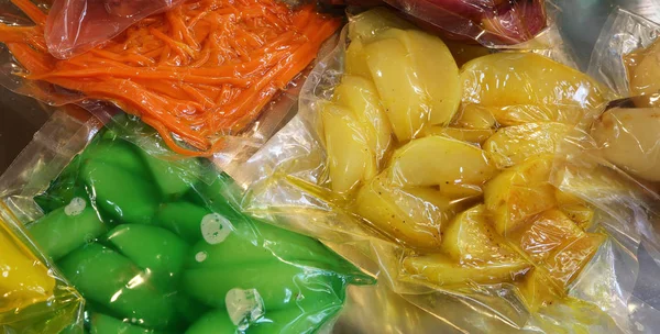 ニンジンりんご梨と他の野菜は特別な気密容器に真空 — ストック写真