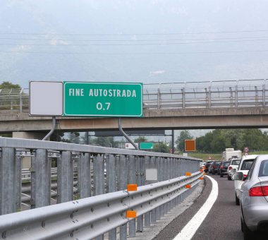 metin ile iyi otobanı e anlamına gelir gösteren yol işaret