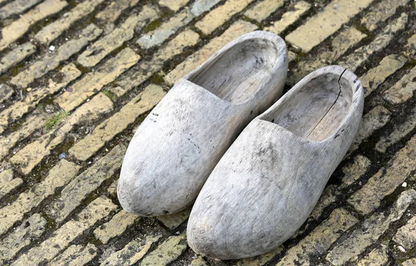 Alte holländische Holzschuhe aus rohem Holz — Stockfoto