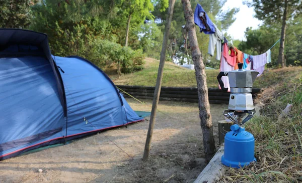 野营生活与莫卡在火炉和帐篷 — 图库照片