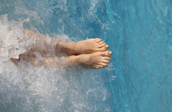 수영장에는 월풀 동안 젊은 여자의 맨발로 발 — 스톡 사진