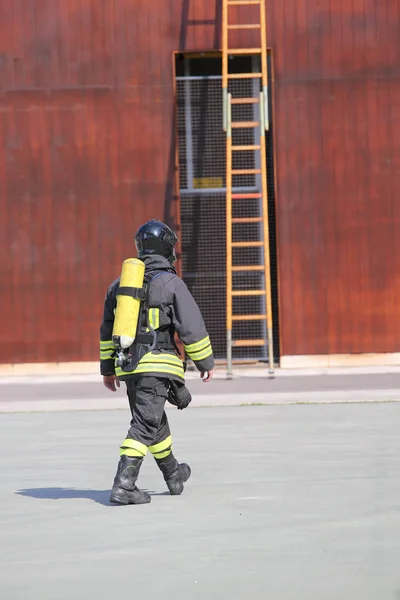 Pompier cu cilindrul de oxigen — Fotografie, imagine de stoc