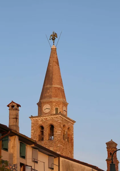 Antica chiesa e campanile di Santa Eufemia in calle città — Foto Stock