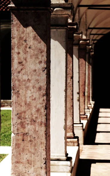 Lungo colonnato di chiostro nell'antico convento dei frati — Foto Stock