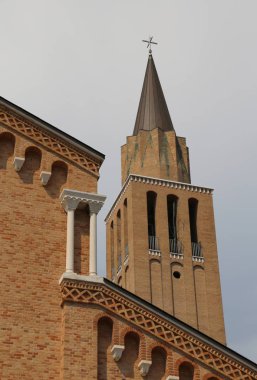 Çan kulesi ve kilise Jesolo şehirde, İtalya