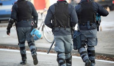Anti-kurşun geçirmez ceket polislerle sokaklarında devriye