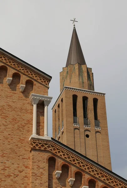 Glockenturm und Kirche in Jesolo in Italien — Stockfoto