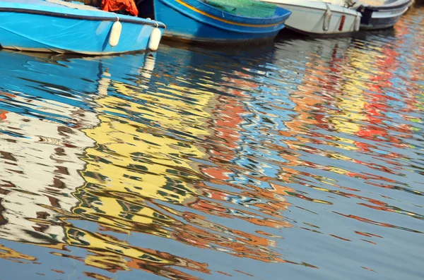 Isla de Burano en Italia Reflexión de coloridas casas y barcos —  Fotos de Stock