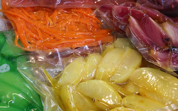 Carottes pommes poires et autres fruits sont emballés sous vide dans son — Photo