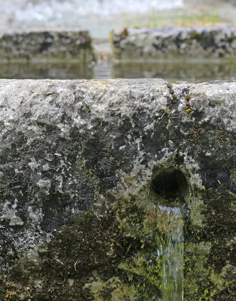 Detail staré fontány z kamene — Stock fotografie