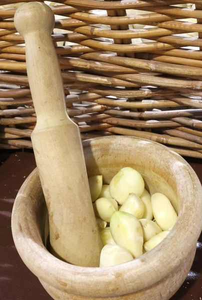 Fresh garlic in the pestle to prepare a great dish of Italian an — Stock Photo, Image