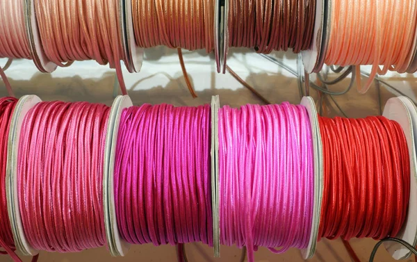 Rollos de cordón de muchos colores a la venta en el hobby y sastre sho —  Fotos de Stock